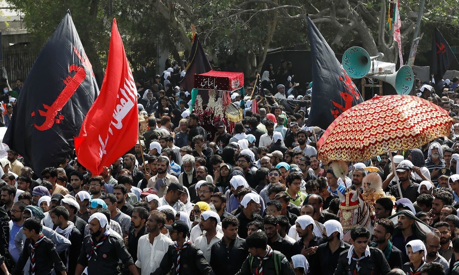 یوم علی کی مناسبت سے ملک کے چھوٹے بڑے شہروں میں ماتمی جلوس نکالے گئے — فوٹو:رائٹرز