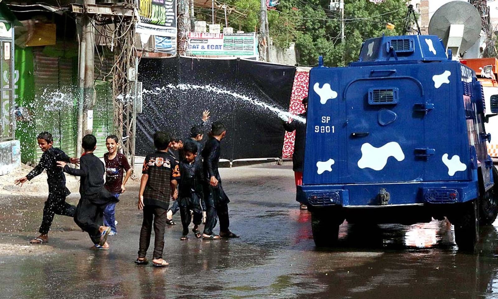 حیدرآباد میں گرمی کی شدت میں کمی کے لیے جلوس کے شرکا پر پانی کا چھڑکاؤ کیا گیا — فوٹو: اے پی پی