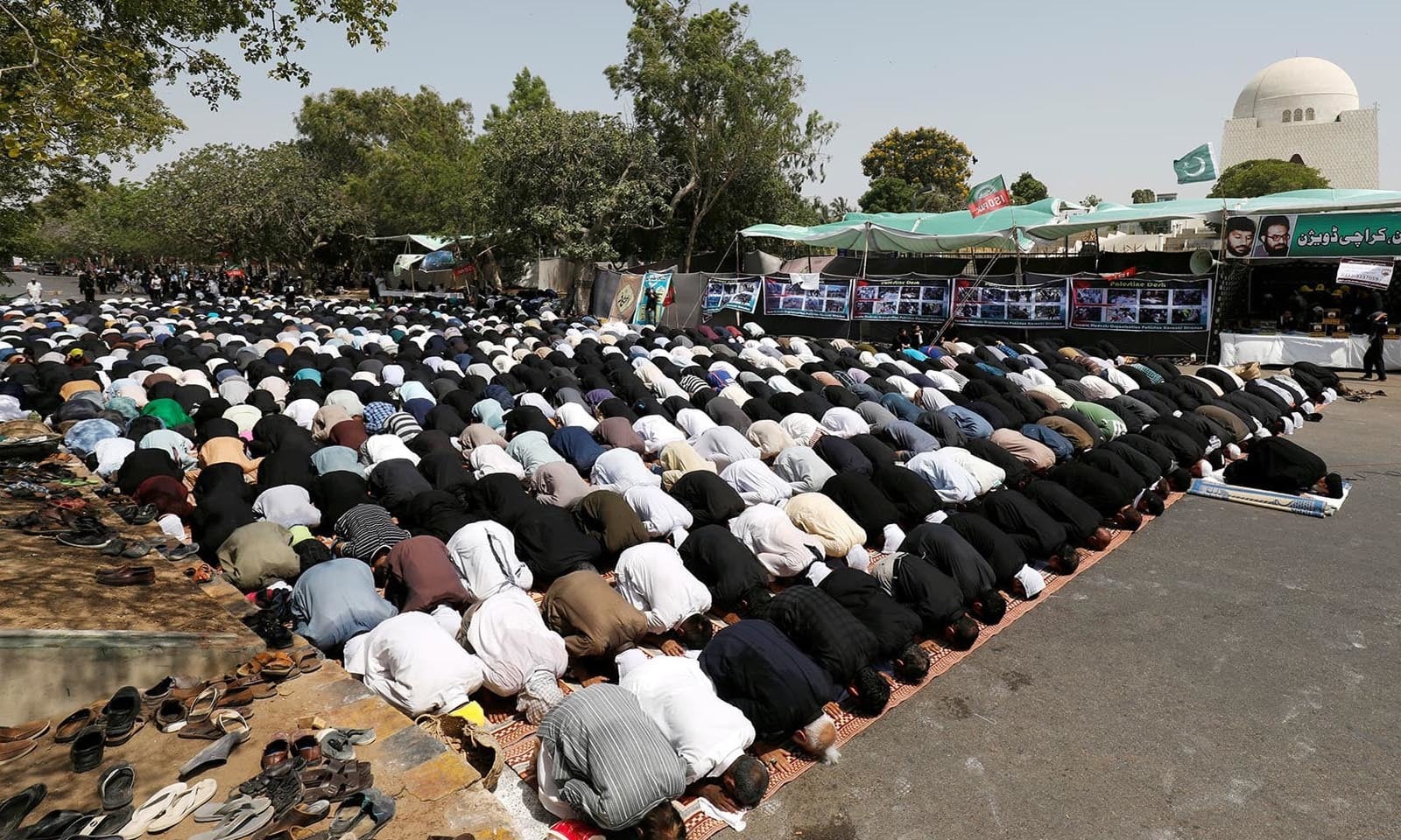 کراچی میں جلوس کے دوران نماز ادا کی جارہی ہے — فوٹو: رائٹرز