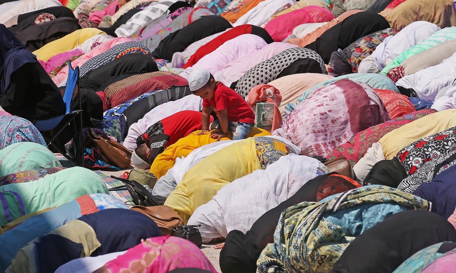 سری نگر میں خواتین نماز ادا کر رہی ہیں — فوٹو: رائٹرز