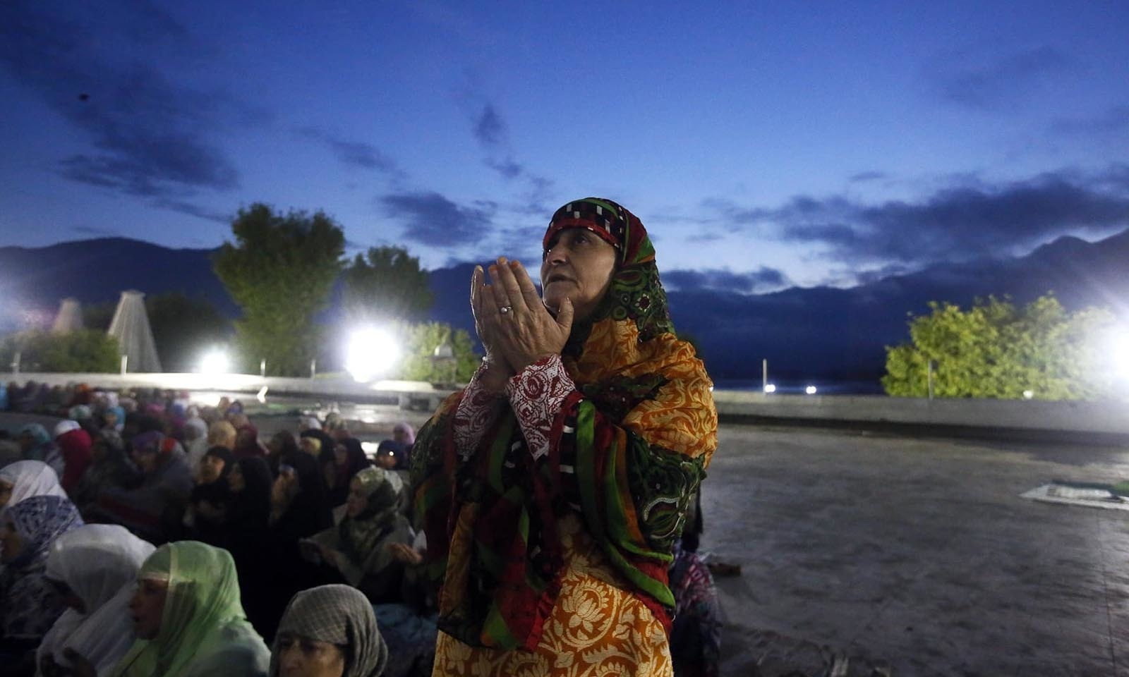 کشمیری خواتین نے خصوصی دعاؤں کا بھی اہتمام کیا — فوٹو: اے پی